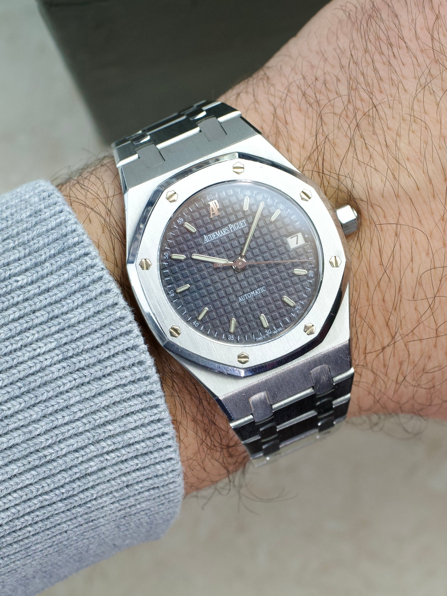Audemars Piguet Royal Oak 14790ST vintage watch FULL SET Dark Blue Dial 2000s, wrist shot