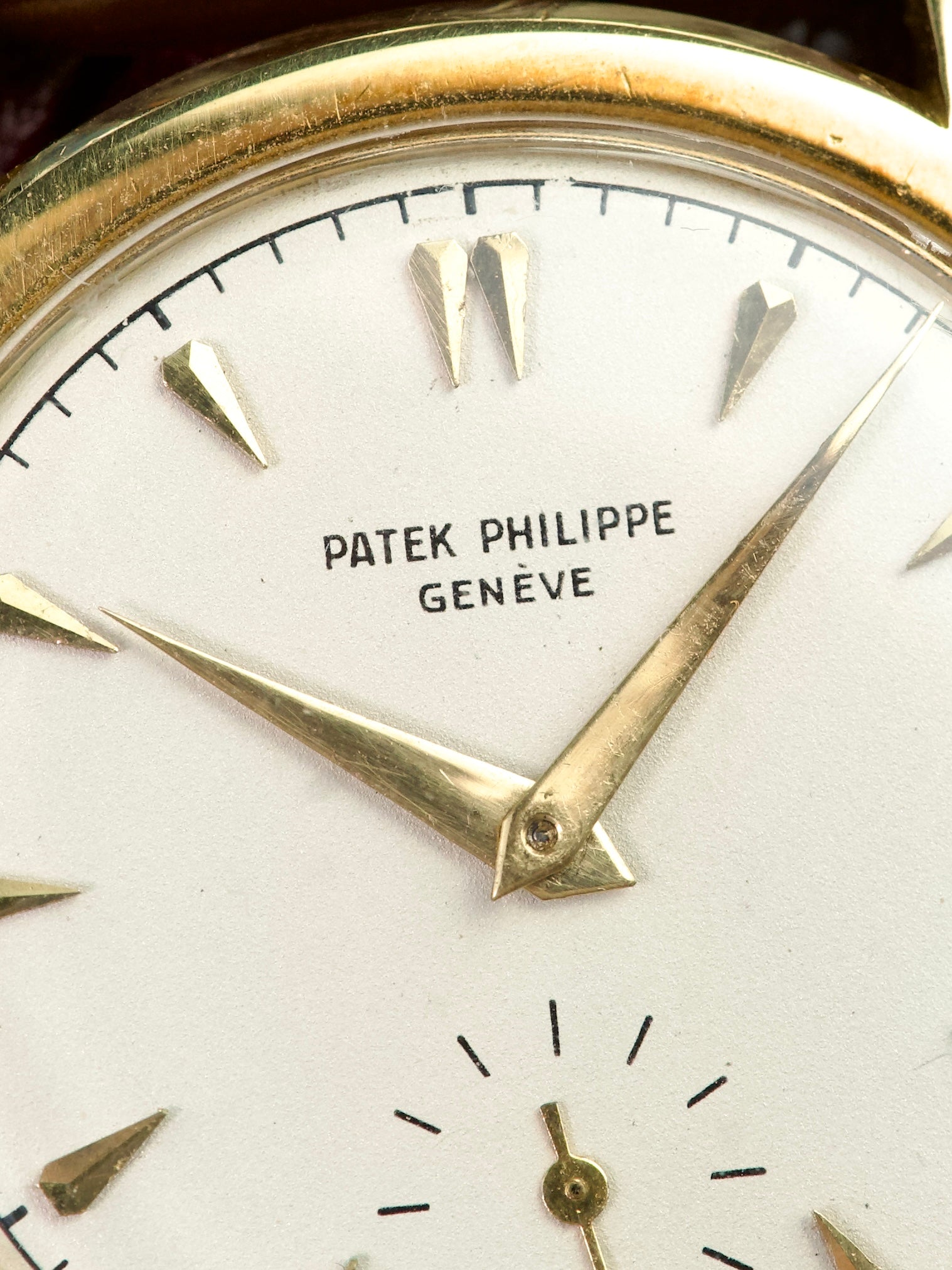 Patek Philippe Calatrava 2450j 18 Carat Gold automatic 1950s investment grade, Macro shot